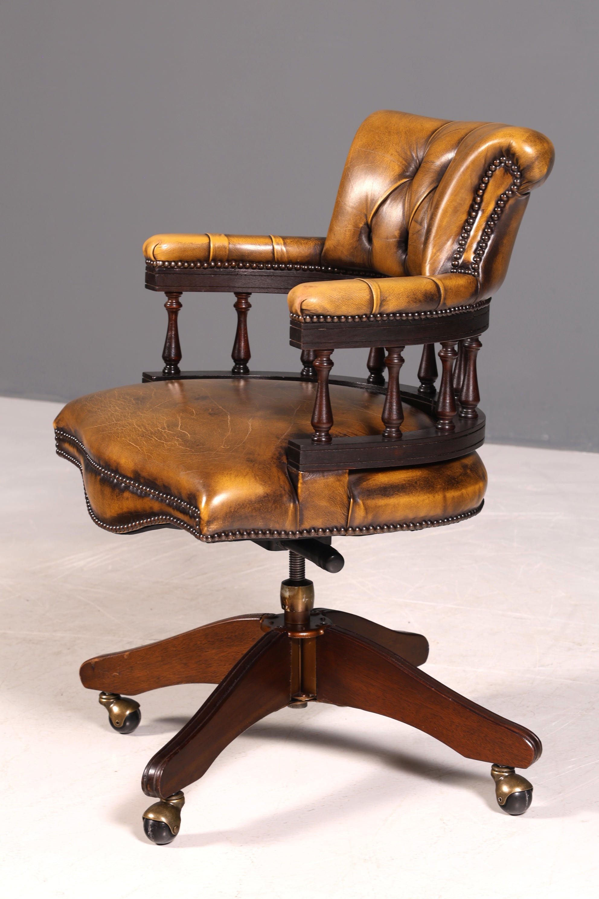 Original Chesterfield Centurion Captain Chair Englisch grün echt Leder Sessel Bürostuhl Office Chair