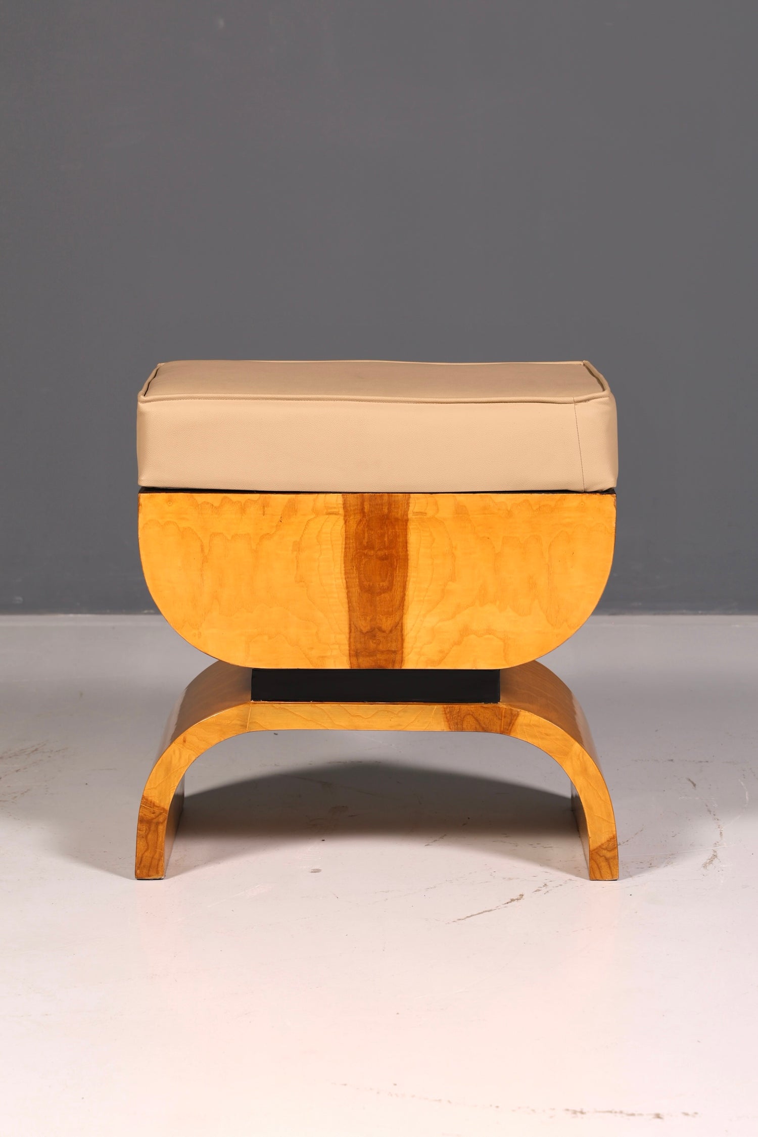 Prachtige kruk in art-decostijl, van berkenhout, zitkruk, voetenbank, antiek, vintage
