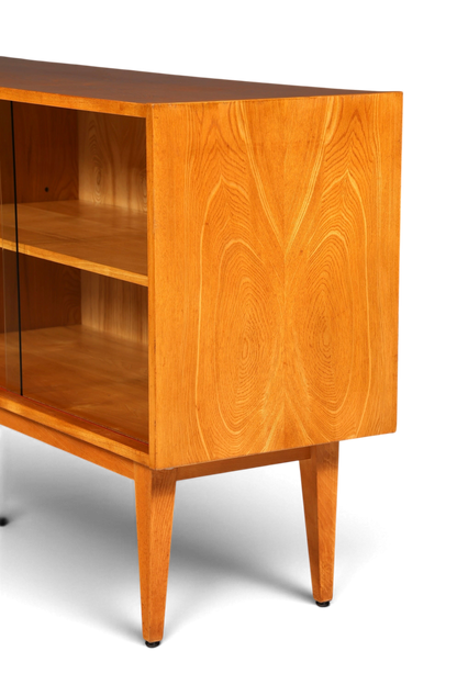 Hauptstadt Möblerei Hellerau Sideboard Modell 602 aus hellem Echtholz mit Glasschiebetüren im Mid-Century-Design
