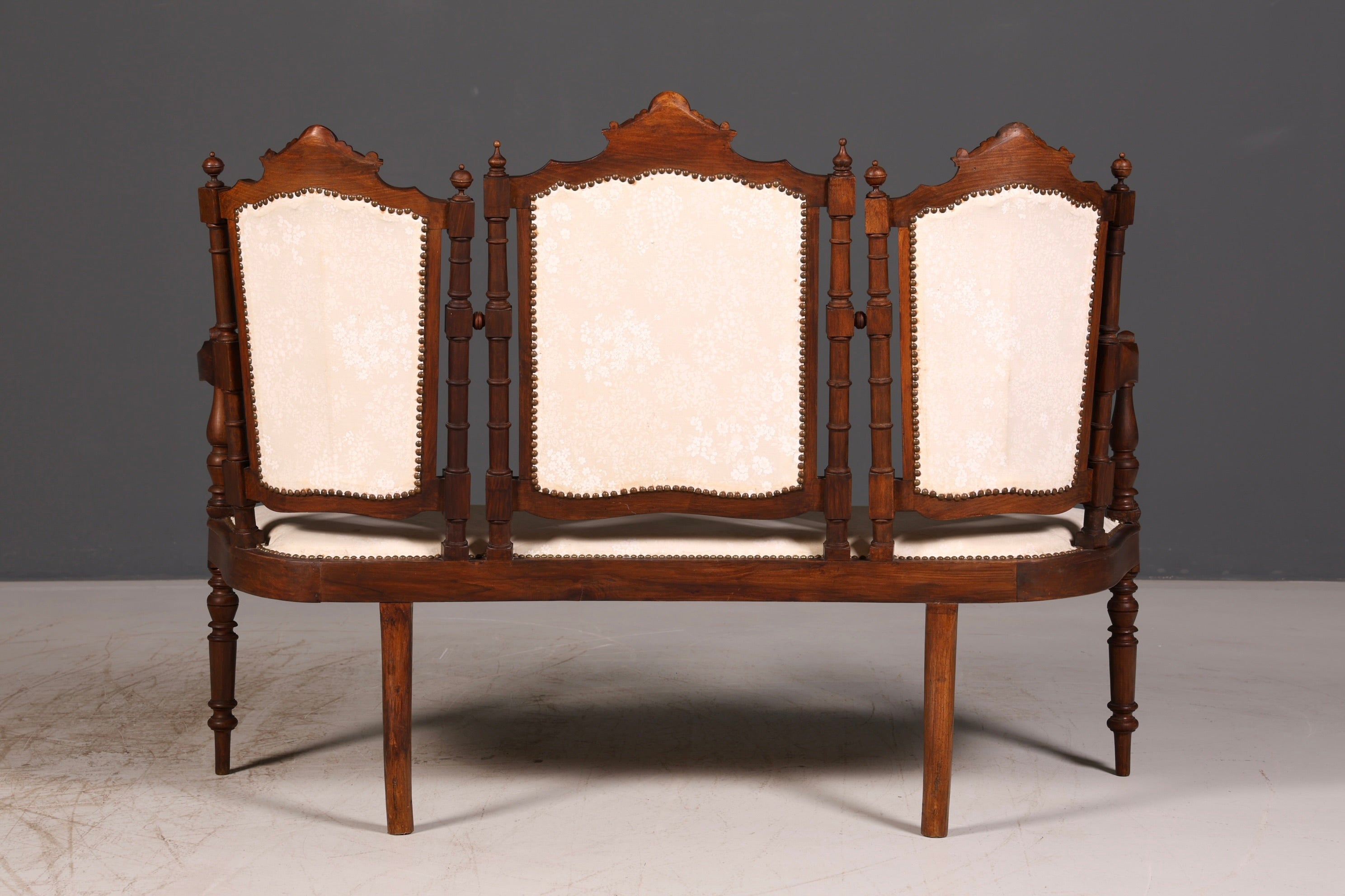 Elegante zitbank in neorenaissancestijl, antieke bank uit de Gründerzeit, sofa, gestoffeerde bank, salonbank, zitbank