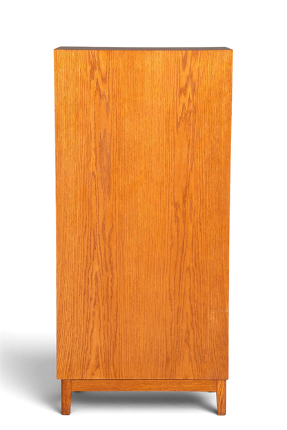 Hauptstadt Möblerei Mid Century Aktenschrank aus massivem Holz mit schmaler Vertiko-Form und schöner Maserung