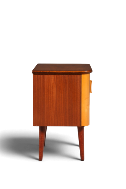 Hauptstadt Möblerei Mid Century Nachttisch aus Holz mit konischen Beinen in Seitenansicht
