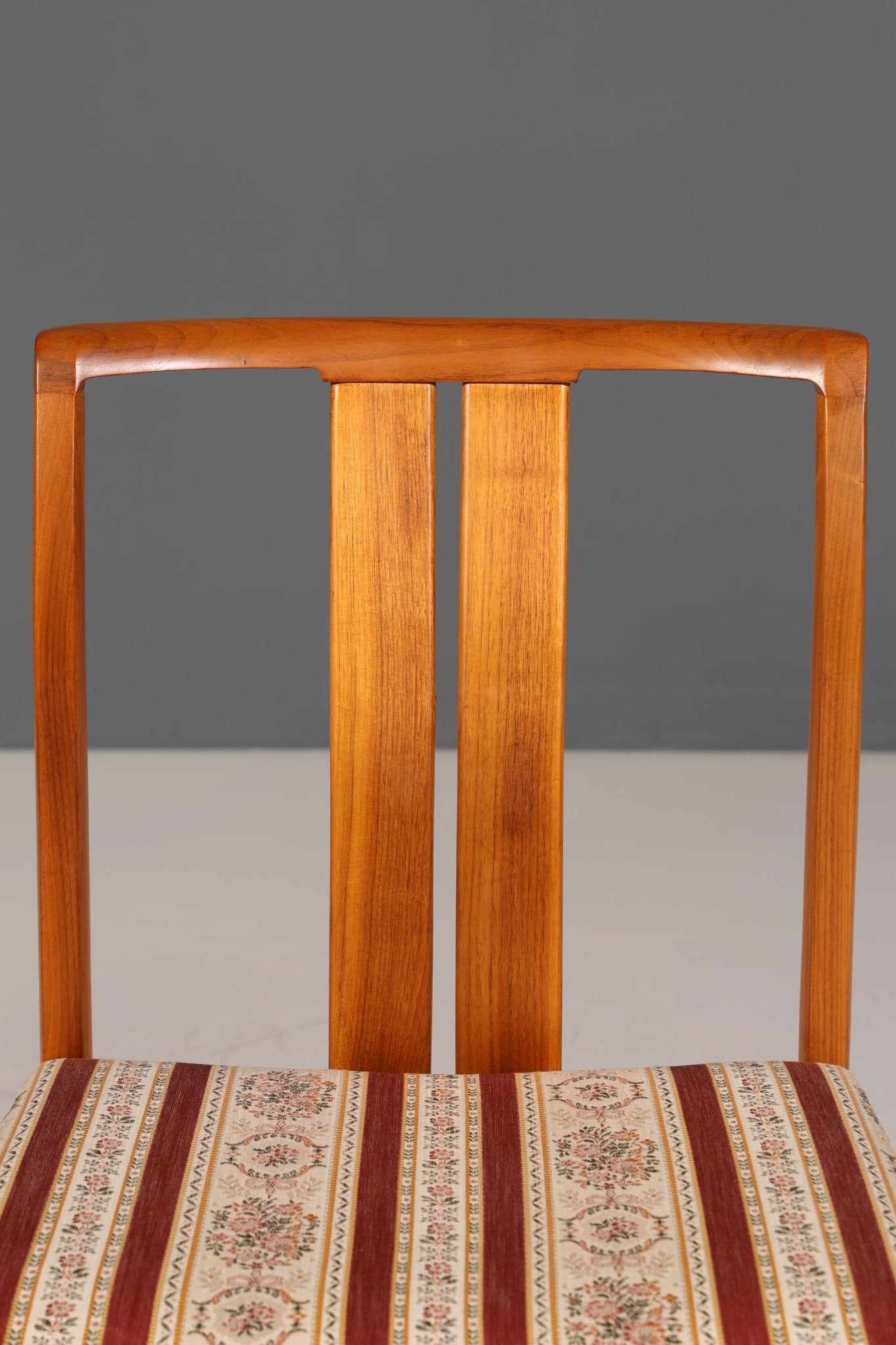 4x Schlichte Mid Century Stühle Nussbaum Retro Stuhlset Danish Design Küchenstühle