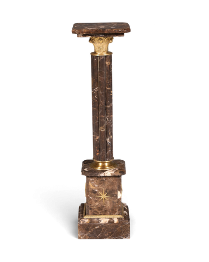 Hauptstadt Möblerei Louis XV tarzı kahverengi mermer sütun, altın rengi metal detaylı el yapımı dekoratif kaide.
