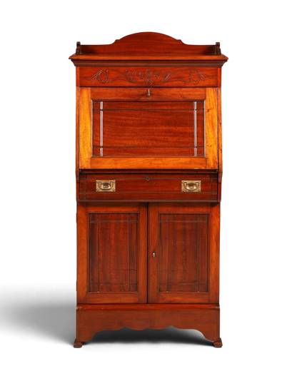 Hauptstadt Möblerei Sekretär aus dunklem Holz mit Schnitzereien und Messingbeschlägen in Frontalansicht