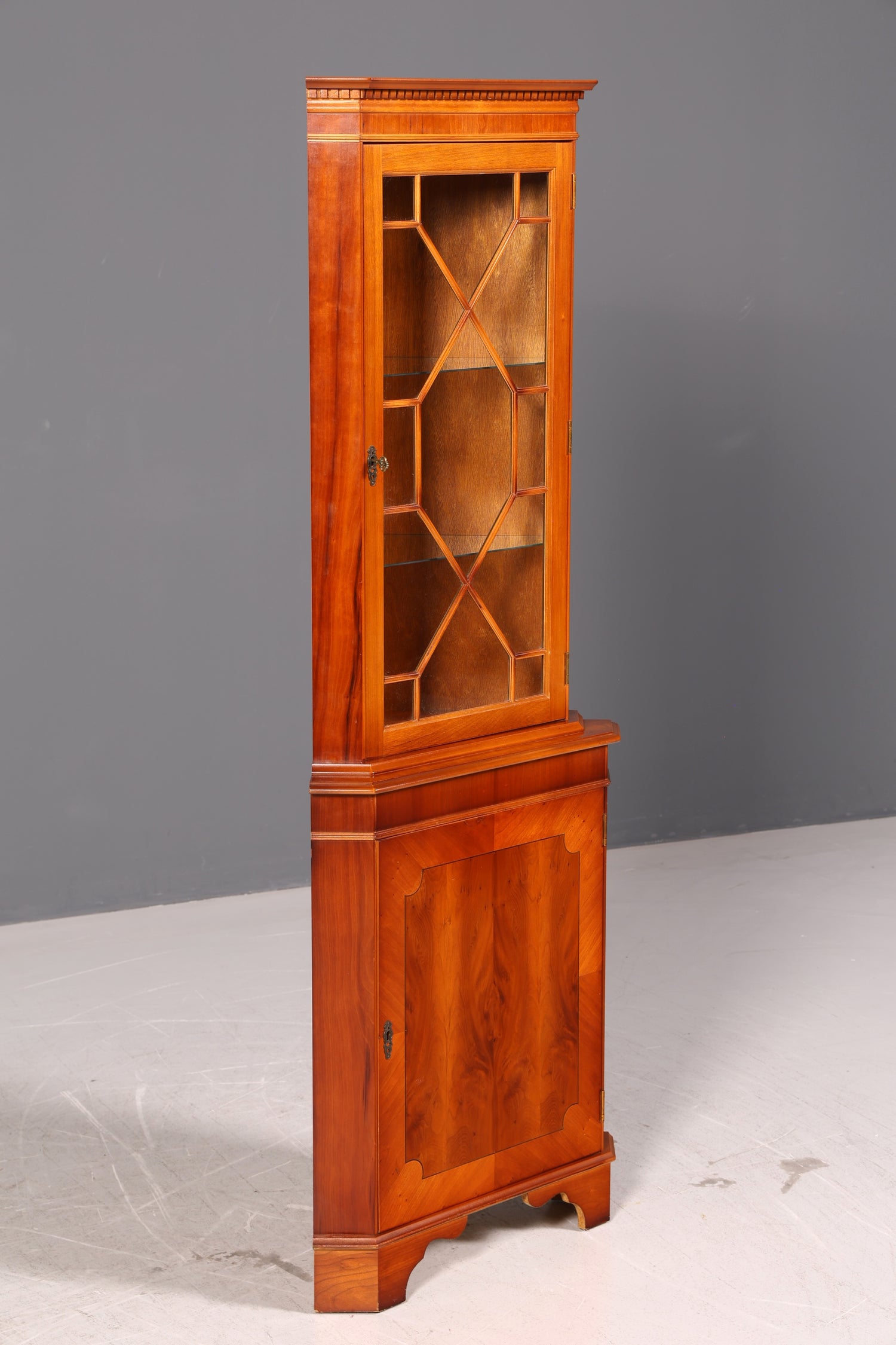 Wunderschöne Englische Eckvitrine 60er Eibe Schrank Eckschrank Glasvitrine Vitrine Vintage