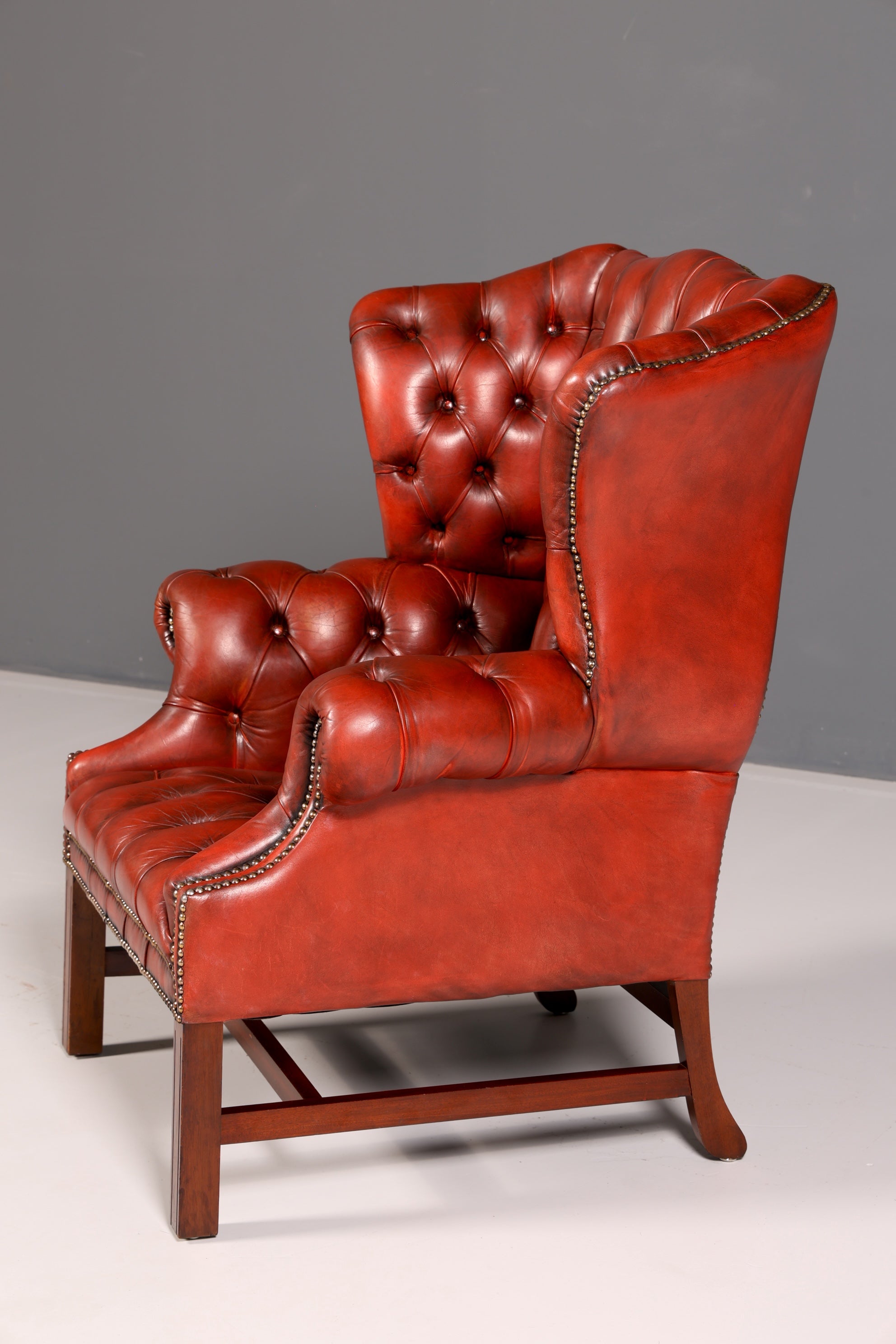 Originele Chesterfield-oortfauteuil met hocker, echt leer, Engelse herenfauteuil, leren fauteuil, antiek, vintage