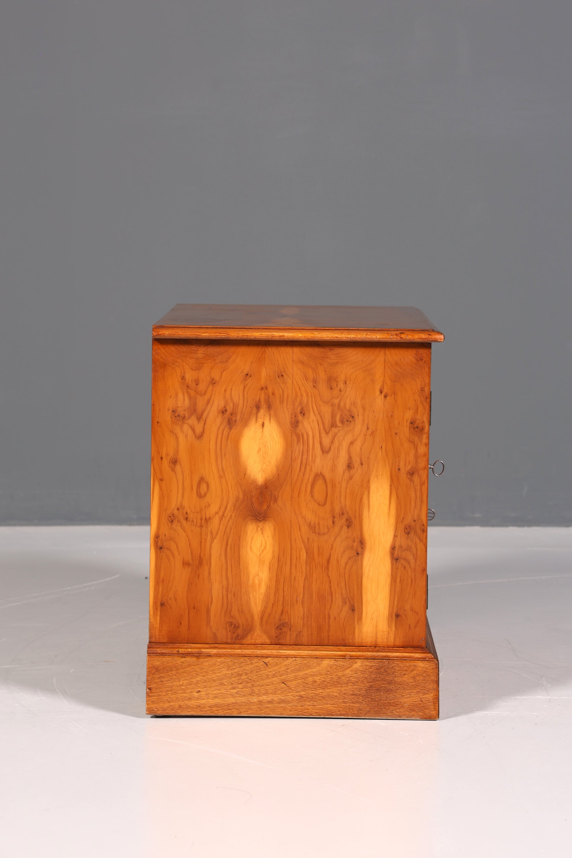 Traumhafte Englische Kommode echt Holz Schrank Eibe Antik 60er Jahre Flurkommode