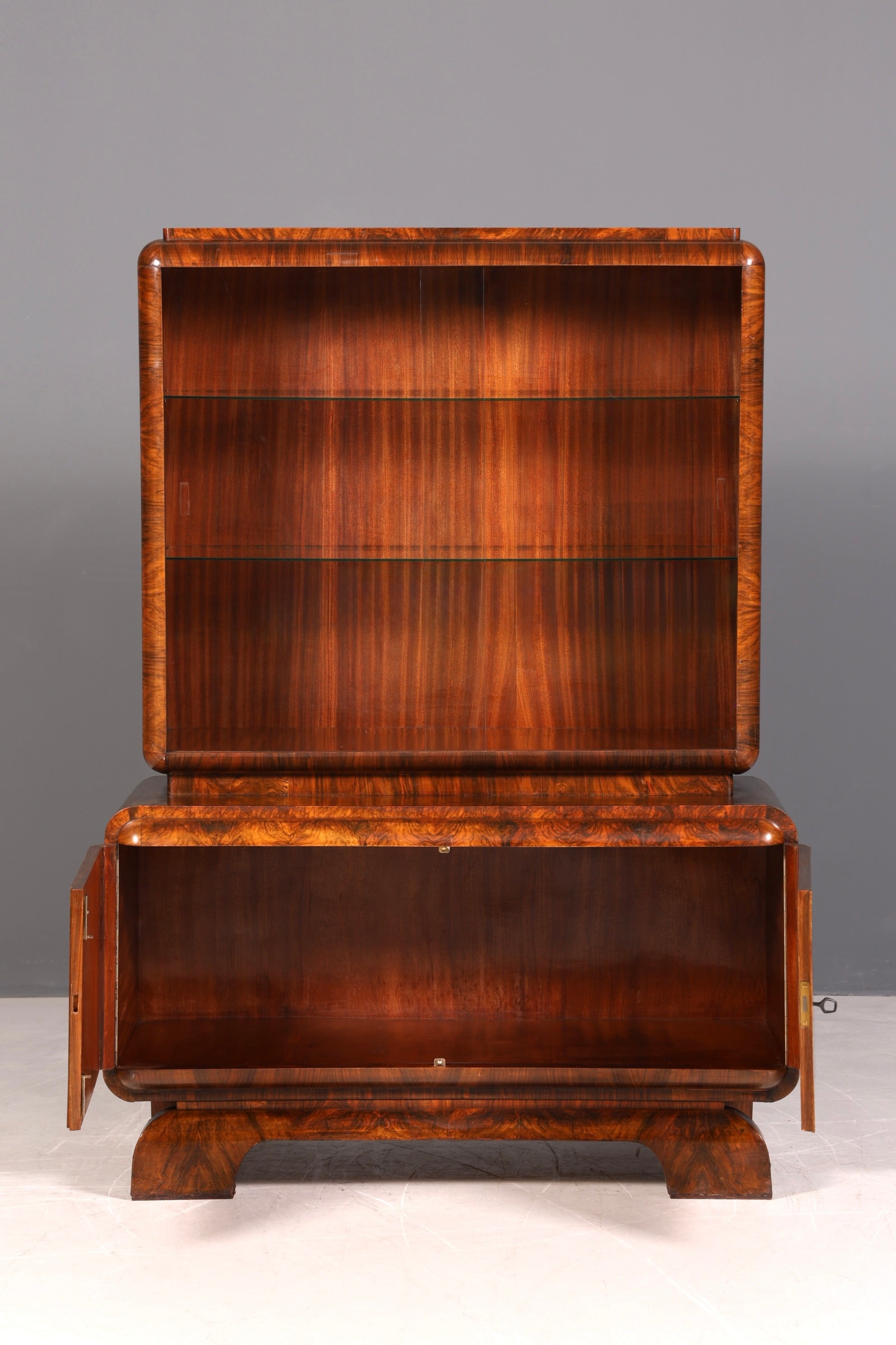 Edle Art Deco Vitrine Nussbaum Vitrine massiv Holz Antik Schrank Regal Vitrinenschrank