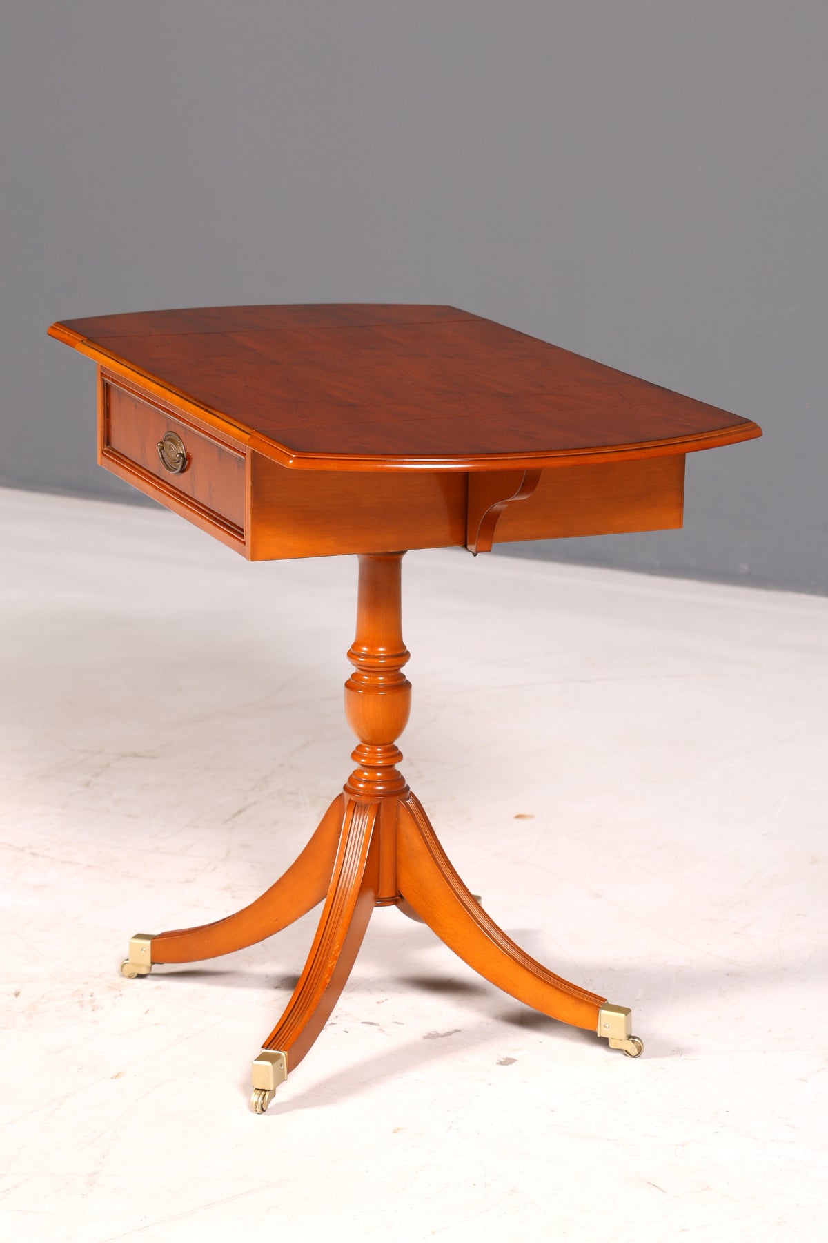 Prachtige originele Heldense bijzettafel van taxushout, klaptafel, opbergtafel, ladekast, telefoontafel