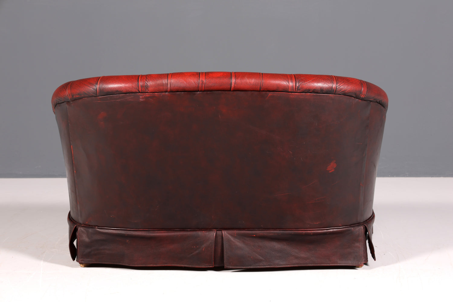 F846 Finish Wunderschönes Original Chesterfield 2er Sofa Englisch Oxblood Leder 2- Sitzer Couch