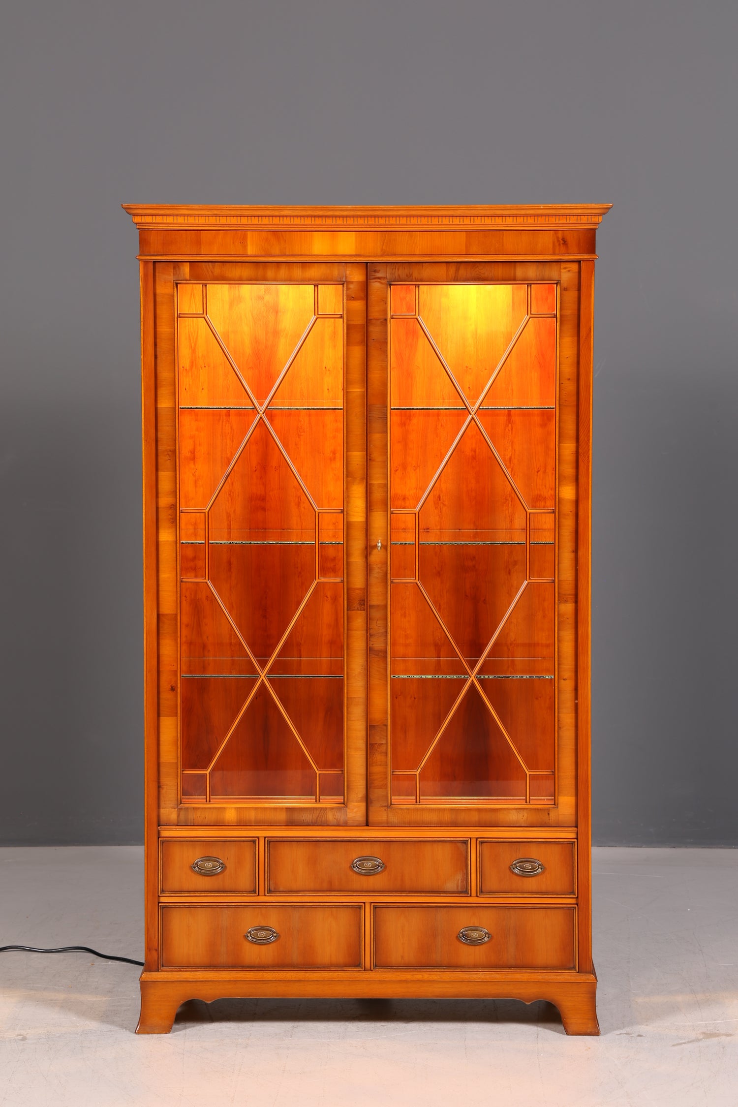 Wunderschöne Original Heldense Vitrine Englische Eibe Bücherschrank Antik Stil Glasvitrine Buffet Bibliothek