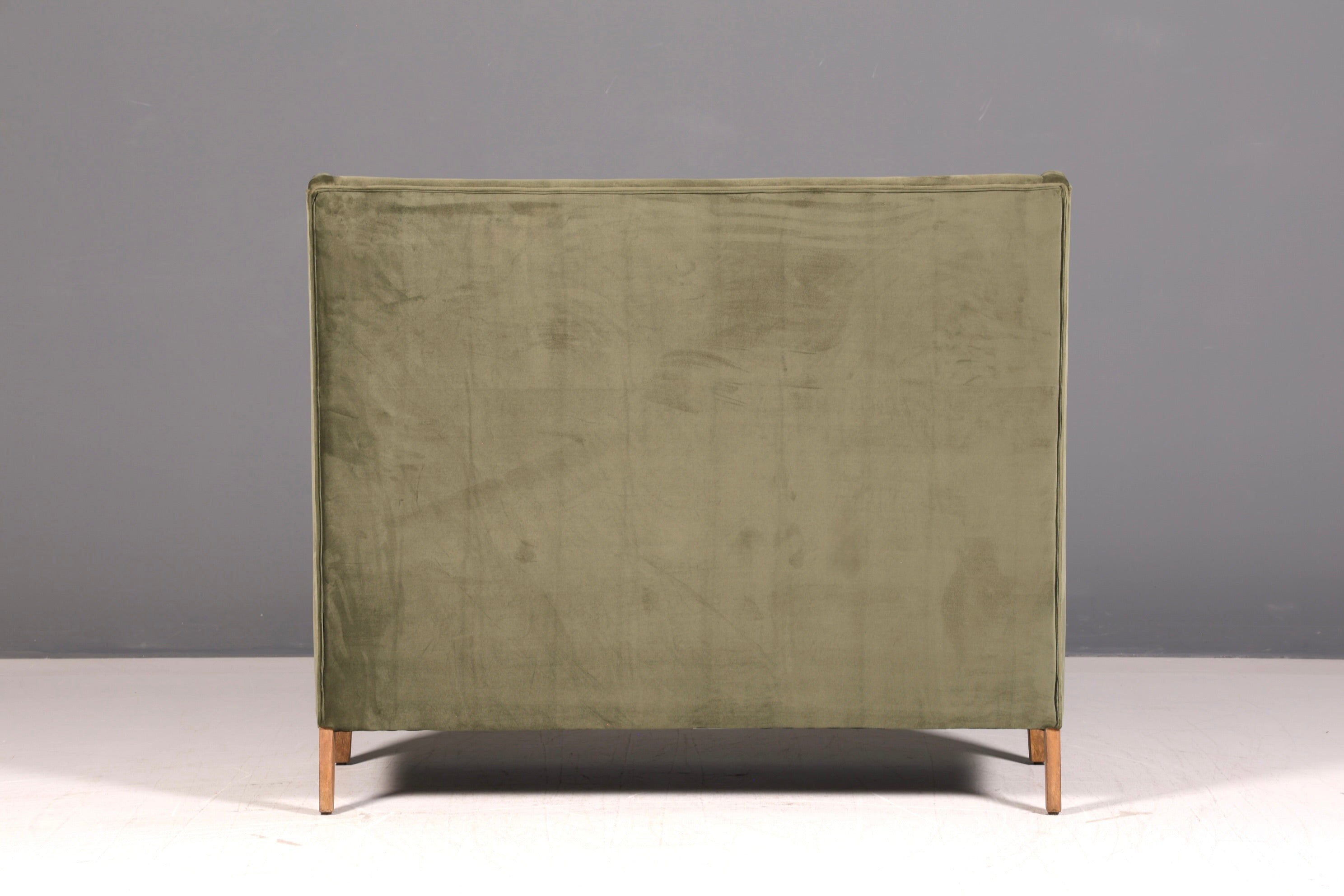 Wunderschönes Loberon Ohrenbackensofa Modell Ombra Antikgrün Samt Sofa 2-Sitzer Ohrensofa Retro Mangoholz