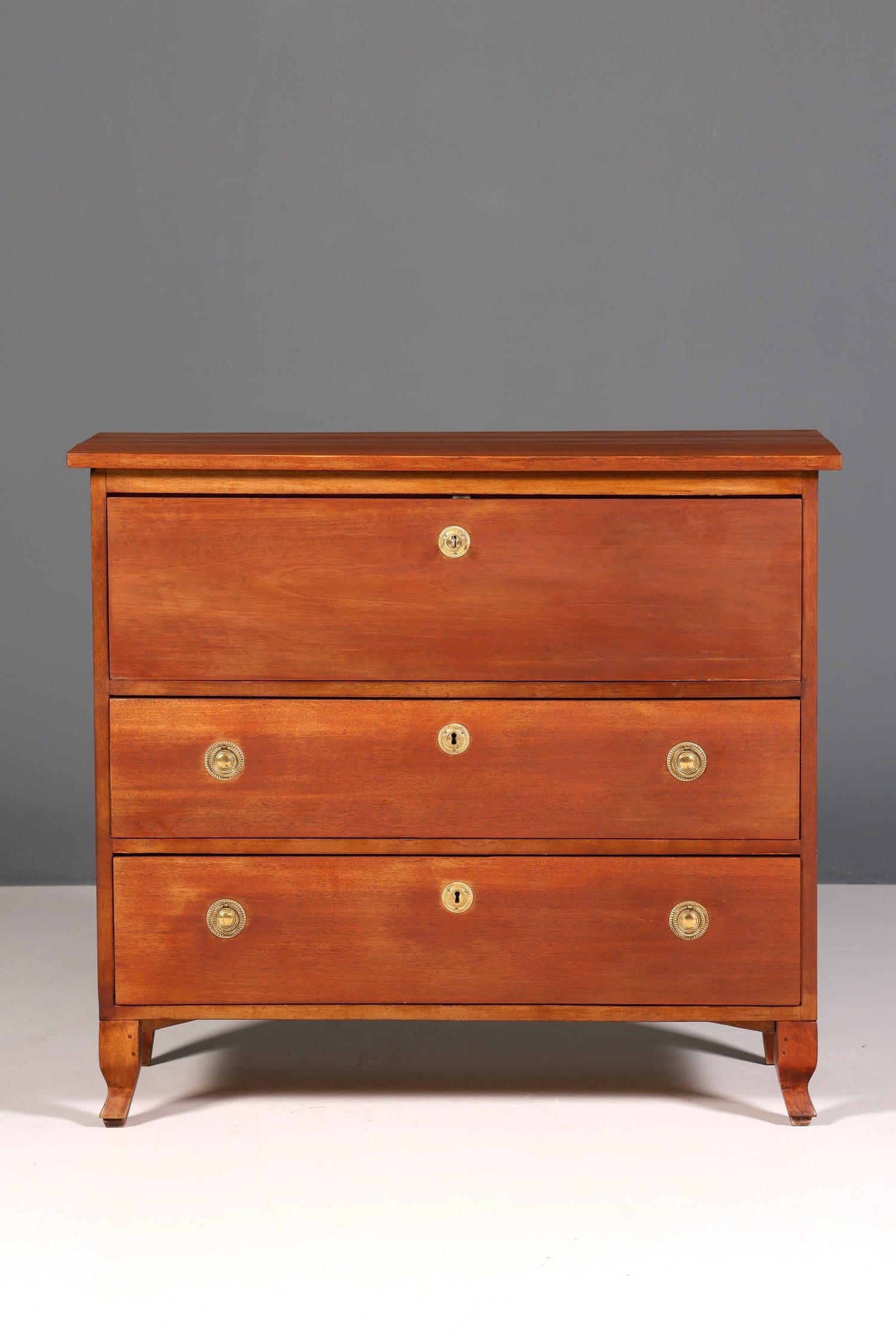 F826 Finish Antik Sekretär?