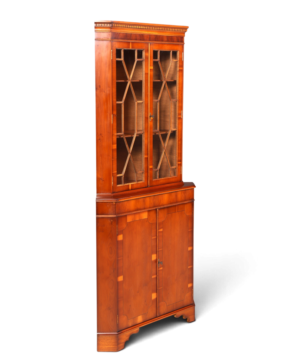 Hauptstadt Möblerei englische Eckvitrine aus massivem Holz im 60er Jahre Stil mit verglasten Türen und Stauraum