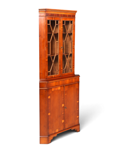 Hauptstadt Möblerei englische Eckvitrine aus massivem Holz im 60er Jahre Stil mit verglasten Türen und Stauraum