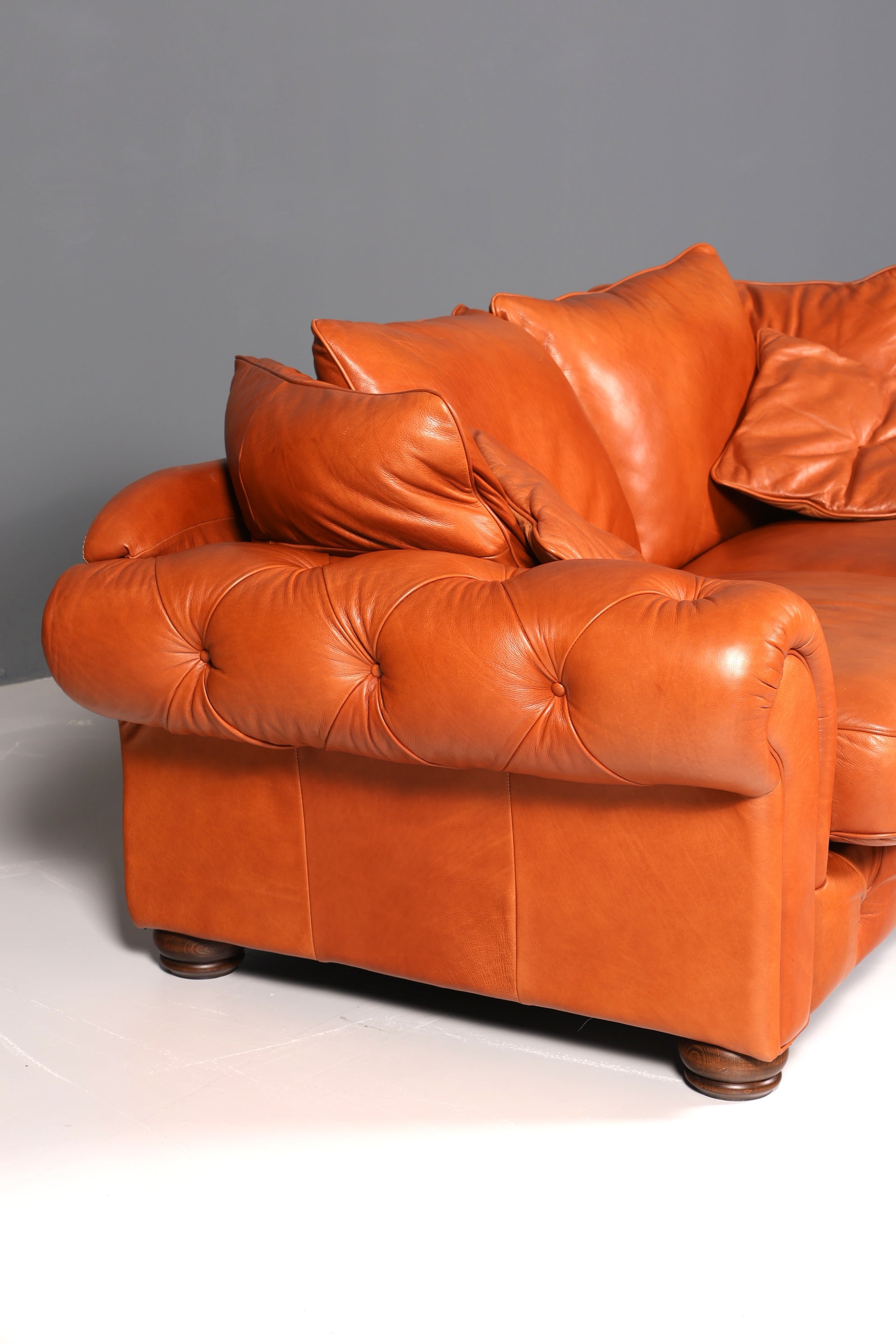 Wunderschönes Chesterfield Design Sofa Englisches echt Leder Couch Cognac Lounge Sofa