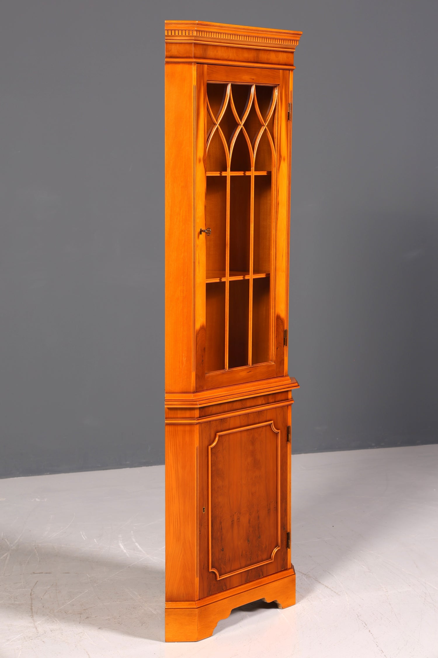 Wunderschöne Englische Eckvitrine Antik 60s echt Holz Eibe Schrank Eckschrank Glasvitrine Vitrine