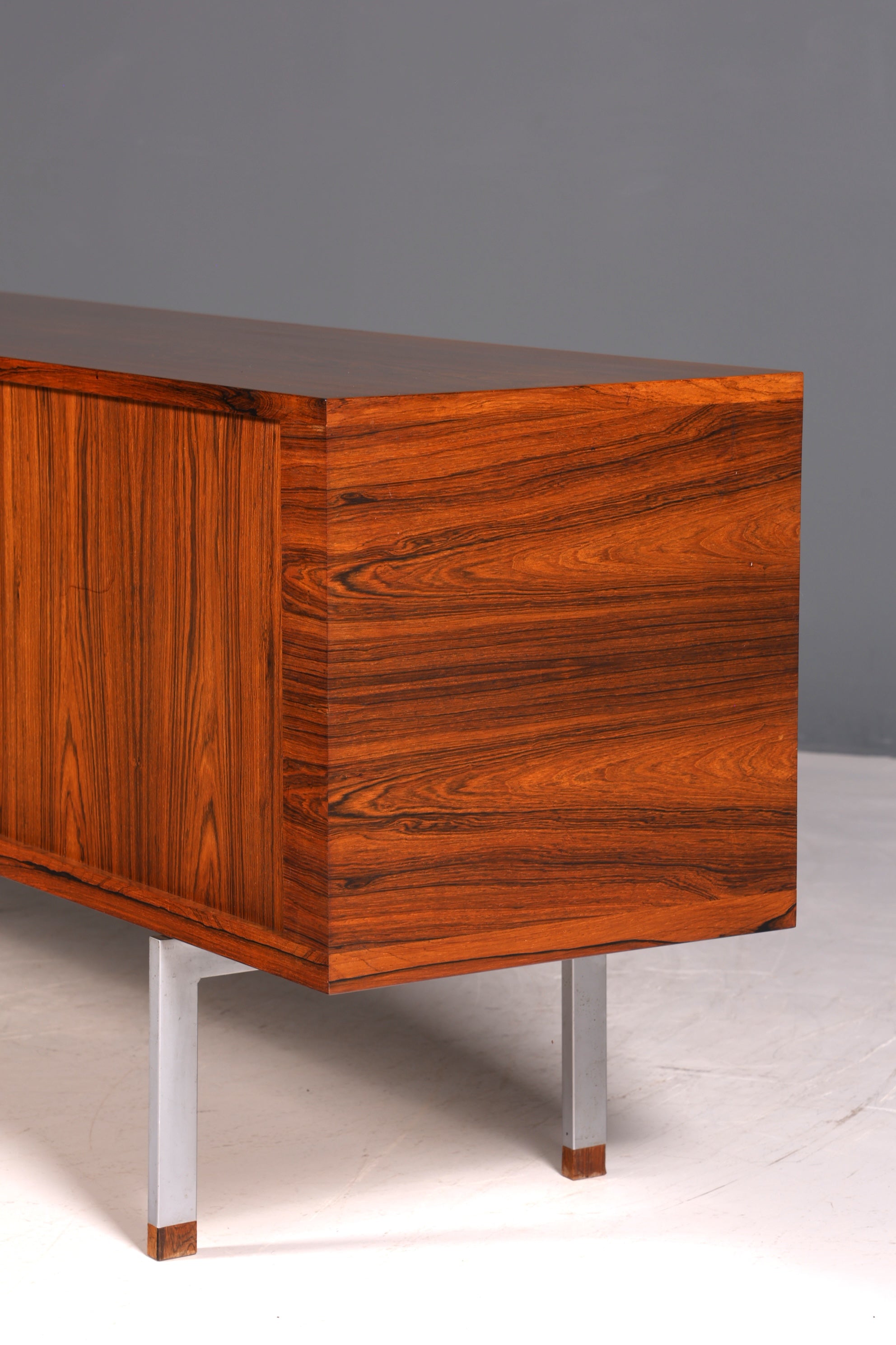 Beeindruckendes Original Hans J. Wegner für RY Møbler Modell RY 25 Sideboard Palisander Holz TV Kommode Vintage Schiebetür Schrank 2 von 2