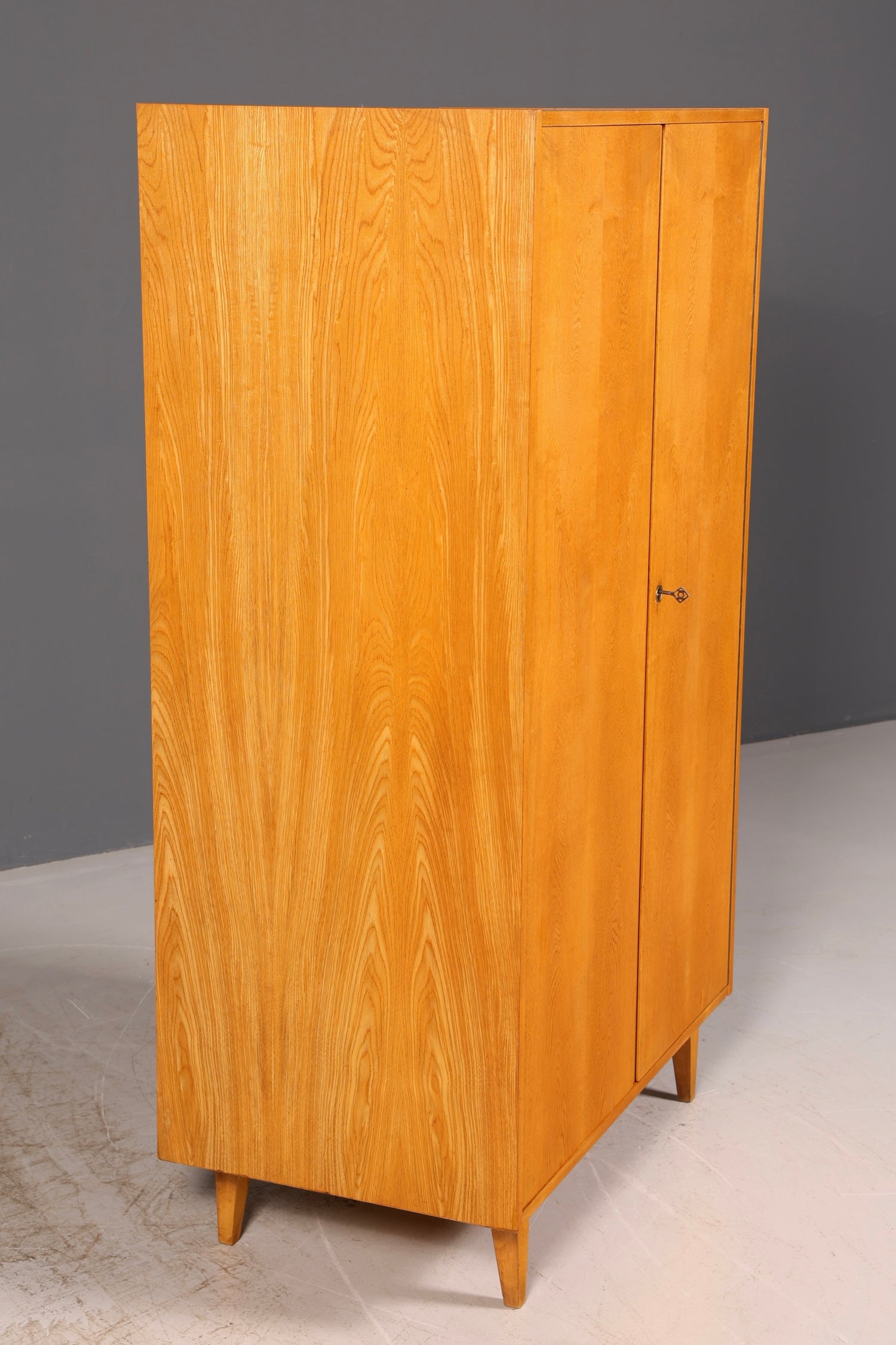 Traumhafter Original Hellerau Kleiderschrank Mid Century Vintage Schrank Retro Wäscheschrank Dielenschrank