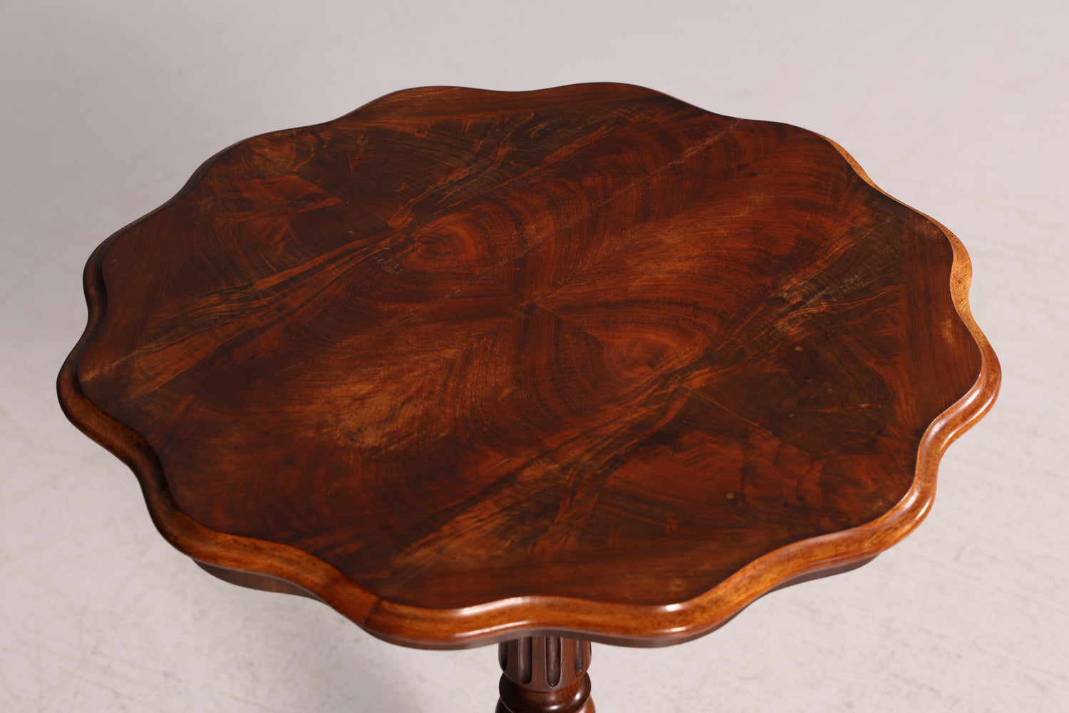 Filigraner Beistelltisch im Antik Stil Barock Ablagetisch Intarsien Beistelltisch Vintage Holz
