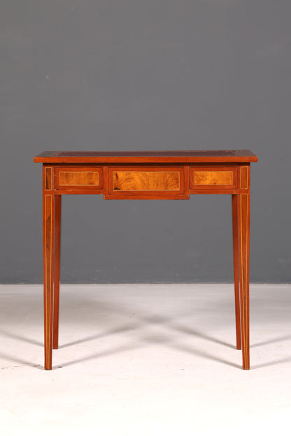 Prachtige verfijnde schrijftafel in antieke Franse stijl, echt houten bureau, kantoortafel