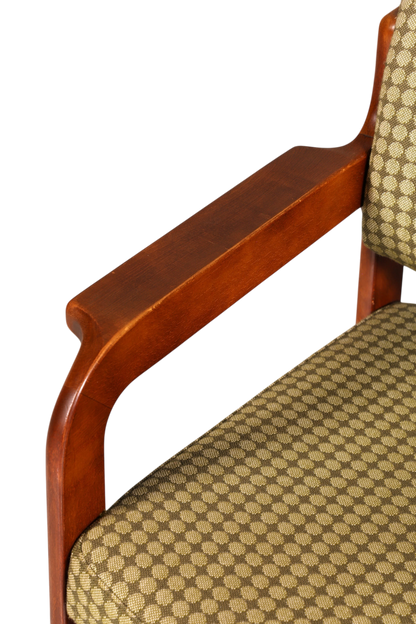 Hauptstadt Möblerei Mid Century Armlehnstuhl mit geschwungenem Holzrahmen und grün gemustertem Stoffbezug