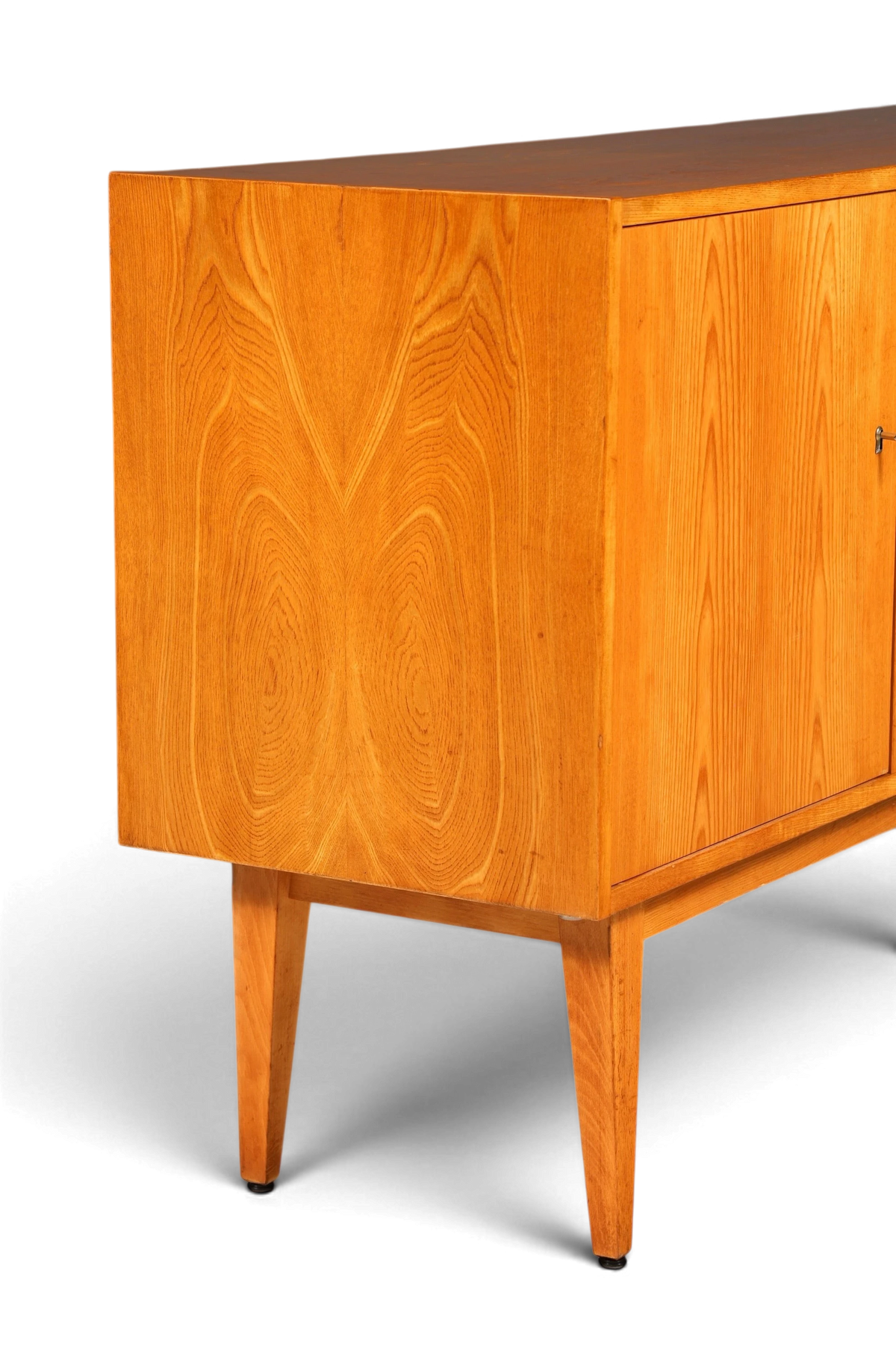 Hauptstadt Möblerei Hellerau Sideboard Modell 602 aus hellem Echtholz im Mid-Century Design mit konischen Beinen