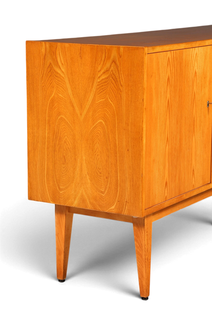 Hauptstadt Möblerei Hellerau Sideboard Modell 602 aus hellem Echtholz im Mid-Century Design mit konischen Beinen