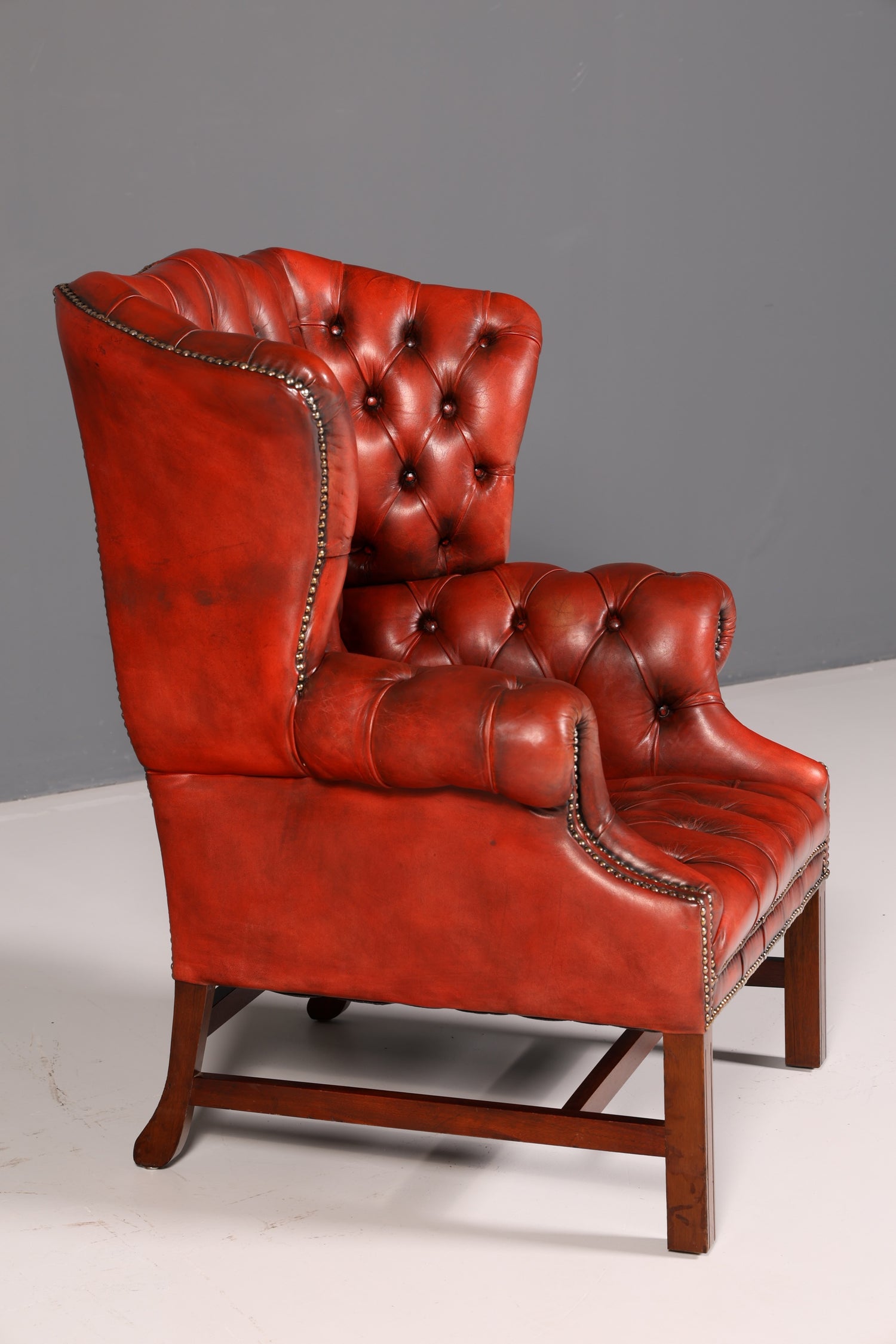 Originele Chesterfield-oortfauteuil met hocker, echt leer, Engelse herenfauteuil, leren fauteuil, antiek, vintage