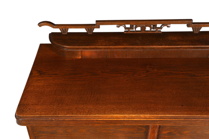 Hauptstadt Möblerei Jugendstil Sideboard aus massiver Eiche mit dekorativem Aufsatz und warmer Holzmaserung