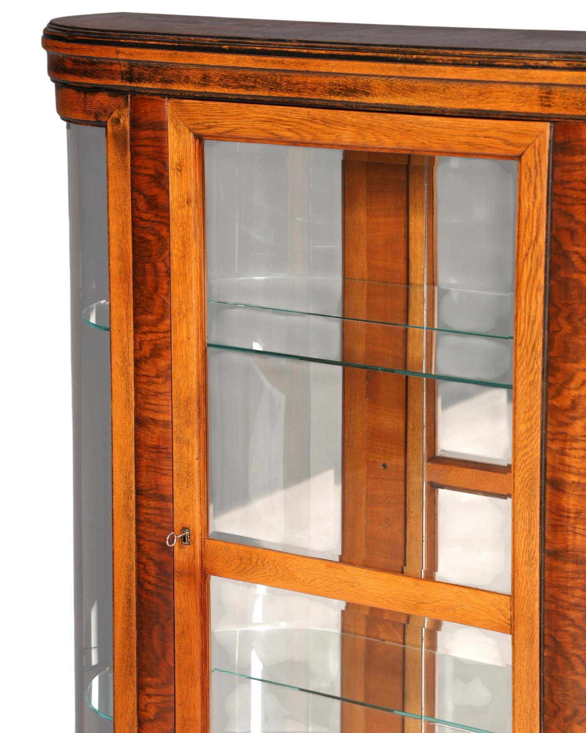 Hauptstadt Möblerei Vitrinenschrank aus Holz mit gebogener Glasfront und Einlegeböden aus Glas