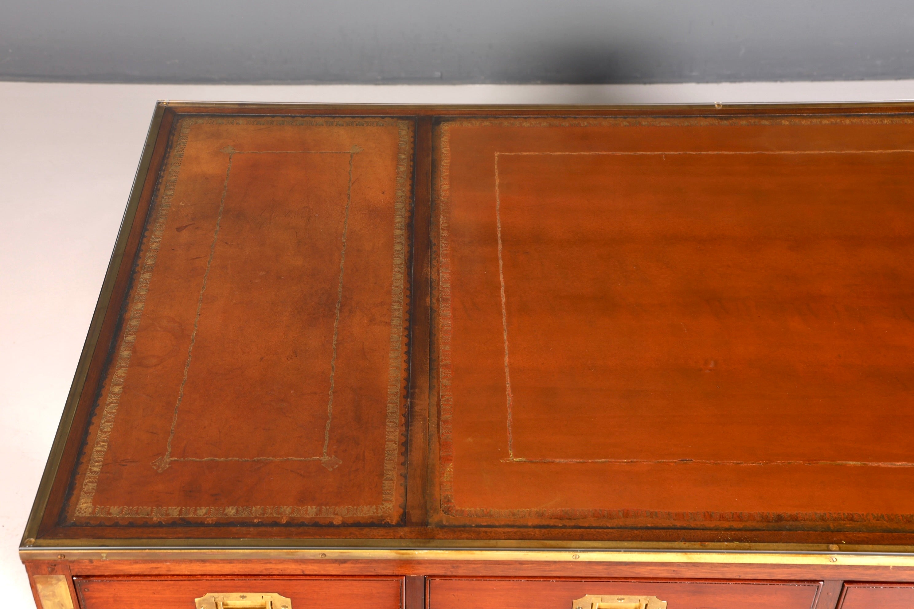 F939 Finish Edler Maritimer Schreibtisch Englischer Military Chest Bürotisch Office Table mit echt Lederauflage