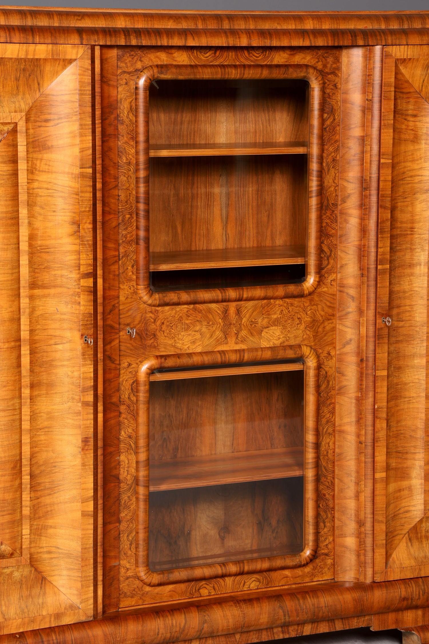 Beeindruckende Original Art Deco Vitrine Nussbaum Bücherschrank Glasvitrine Schrank Antik Massivholz Vintage