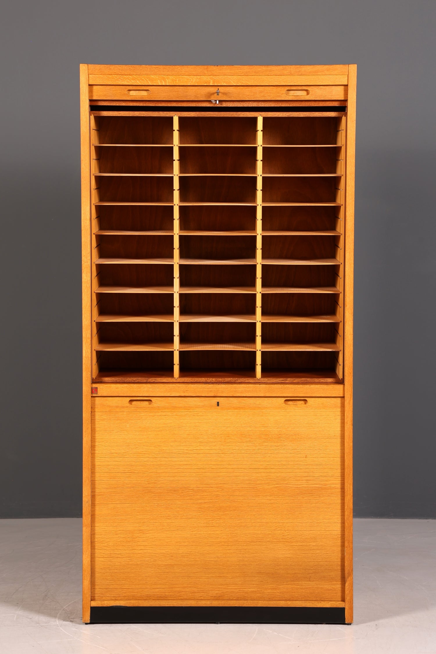 Stilvoller Mid Century Rollladenschrank Bauhaus Apothekerschrank Art Deco Büro Aktenschrank