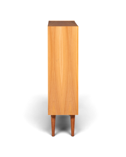 Hauptstadt Möblerei H953 Kommode aus hellem Holz mit konischen Beinen in Seitenansicht