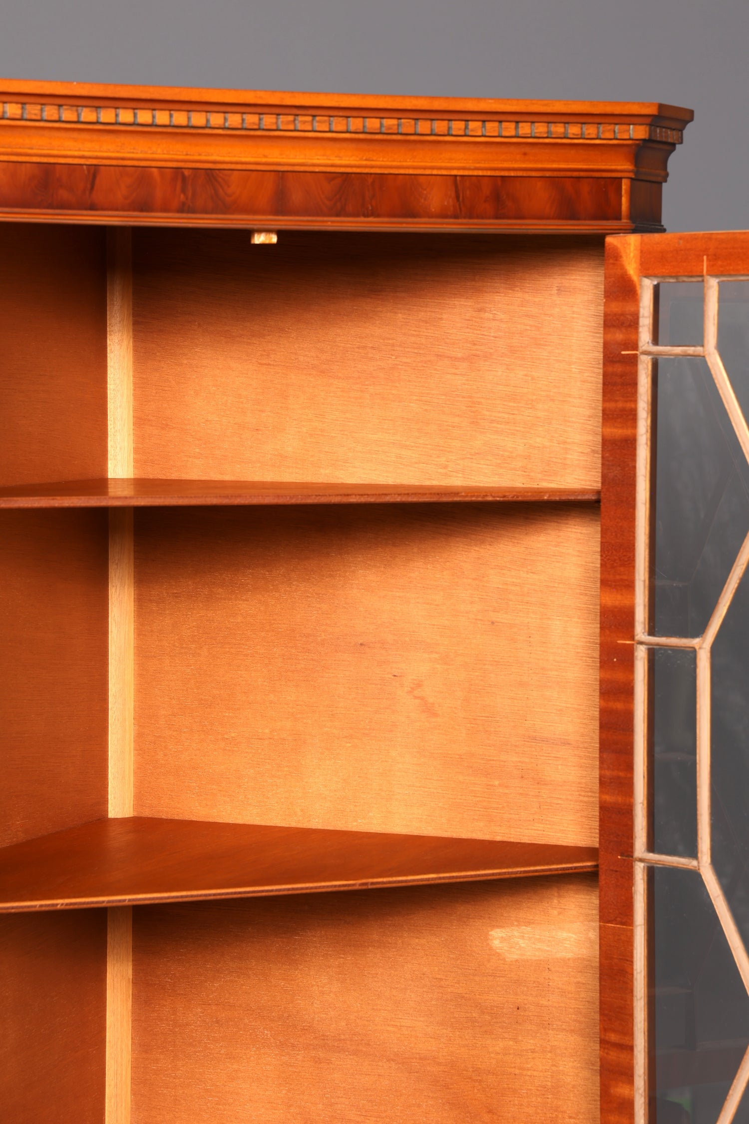 Wunderschöne Englische Eckvitrine 60s Echt Holz Schrank Eckschrank Glasvitrine Vitrine Vintage