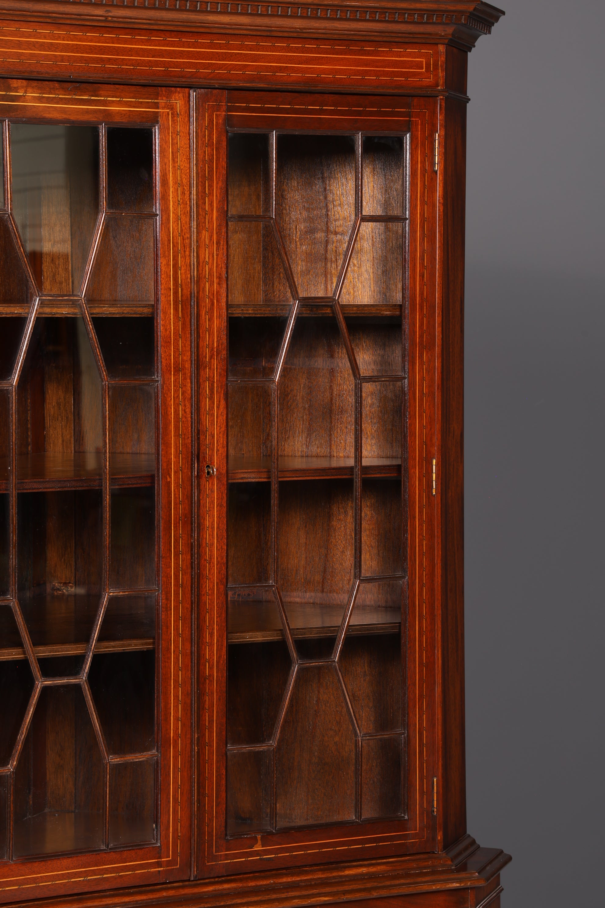 Wunderschöne Englische Eckvitrine Mahagoni 60er Echt Holz Schrank Eckschrank Glasvitrine Vitrine