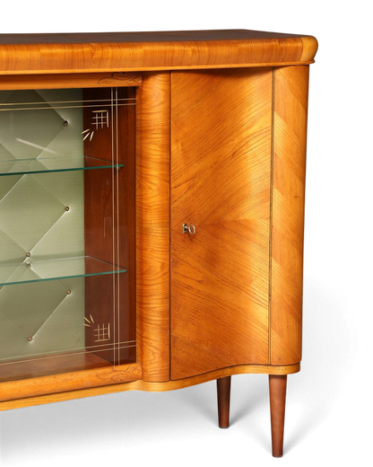 Hauptstadt Möblerei Anrichte aus Holz mit geschwungener Front, Glasvitrine und dekorativen goldenen Gravuren