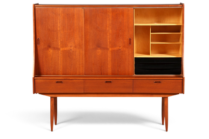 Hauptstadt Möblerei Mid Century Highboard aus Teakholz im dänischen Design mit Schiebetüren und Schubladen