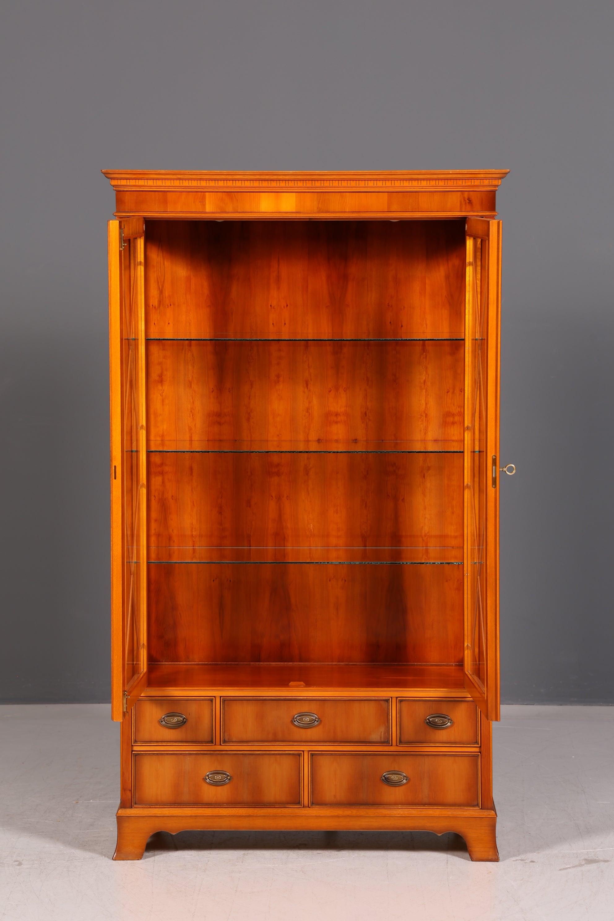 Wunderschöne Original Heldense Vitrine Englische Eibe Bücherschrank Antik Stil Glasvitrine Buffet Bibliothek