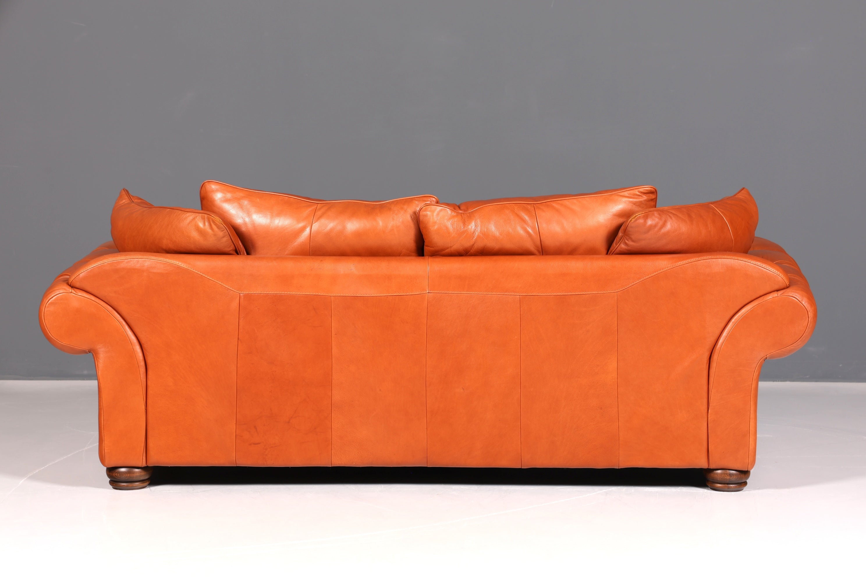 Wunderschönes Chesterfield Design Sofa Englisches echt Leder Couch Cognac Lounge Sofa