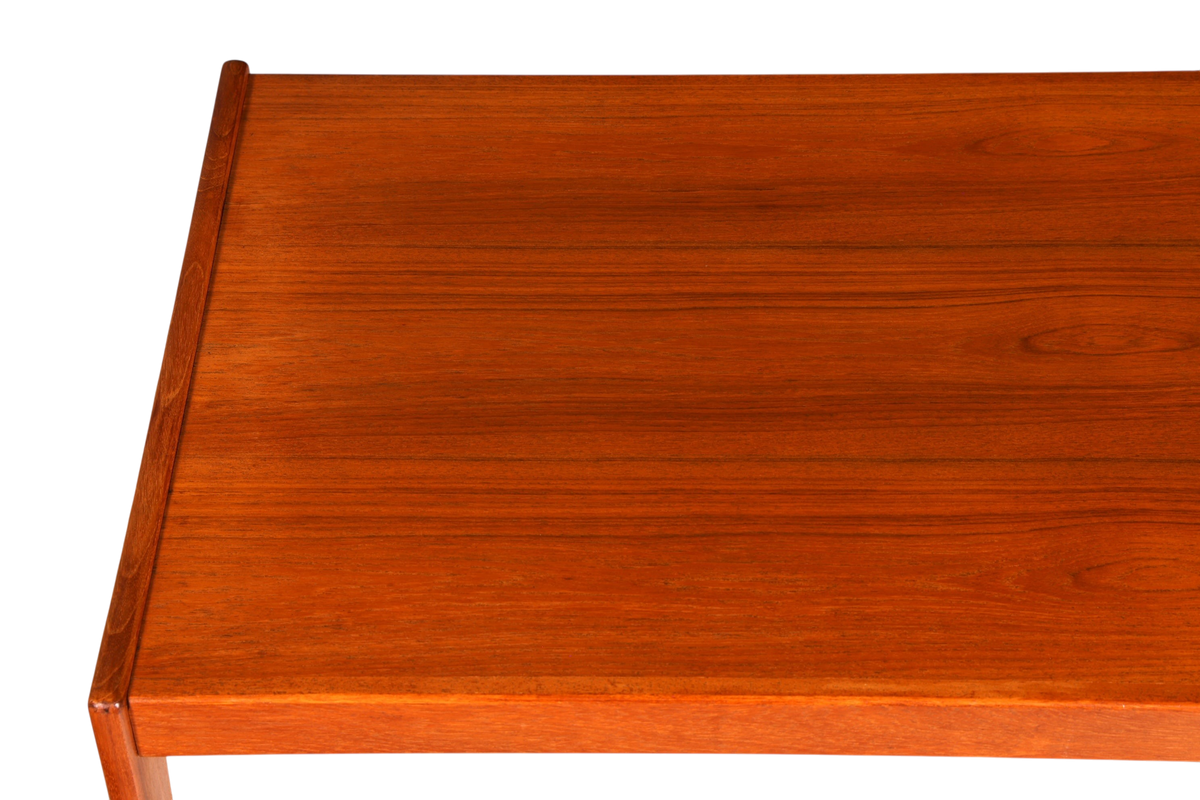 Hauptstadt Möblerei Mid Century Couchtisch aus massivem Teakholz mit markanter Maserung im 70er Jahre Retro-Stil