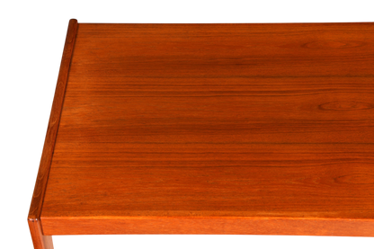 Hauptstadt Möblerei Mid Century Couchtisch aus massivem Teakholz mit markanter Maserung im 70er Jahre Retro-Stil