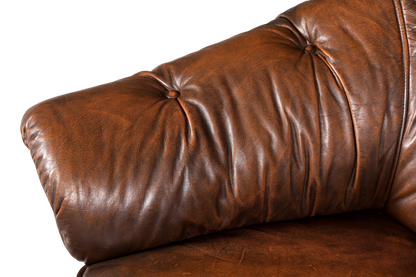 Hauptstadt Möblerei Chesterfield Ledersessel in Braun mit klassischer Knopfheftung und geschwungener Armlehne