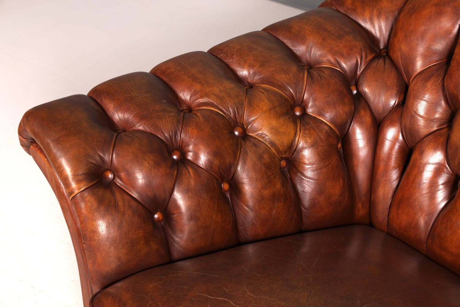 G448 Finish Wunderschönes Original Chesterfield 2er Sofa Englisch Oxblood Leder 2- Sitzer Couch (Kopie)