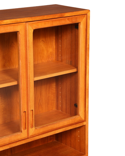 Hauptstadt Möblerei H947 Vitrinenschrank aus Teakholz mit Glastüren und verstellbaren Regalböden