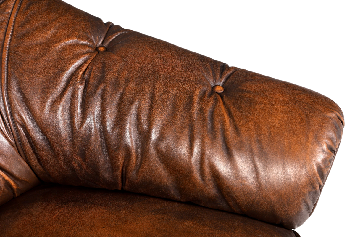 Hauptstadt Möblerei Chesterfield Ledersessel in Braun mit klassischer Knopfheftung und geschwungener Armlehne