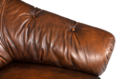 Hauptstadt Möblerei Chesterfield Ledersessel in Braun mit klassischer Knopfheftung und geschwungener Armlehne