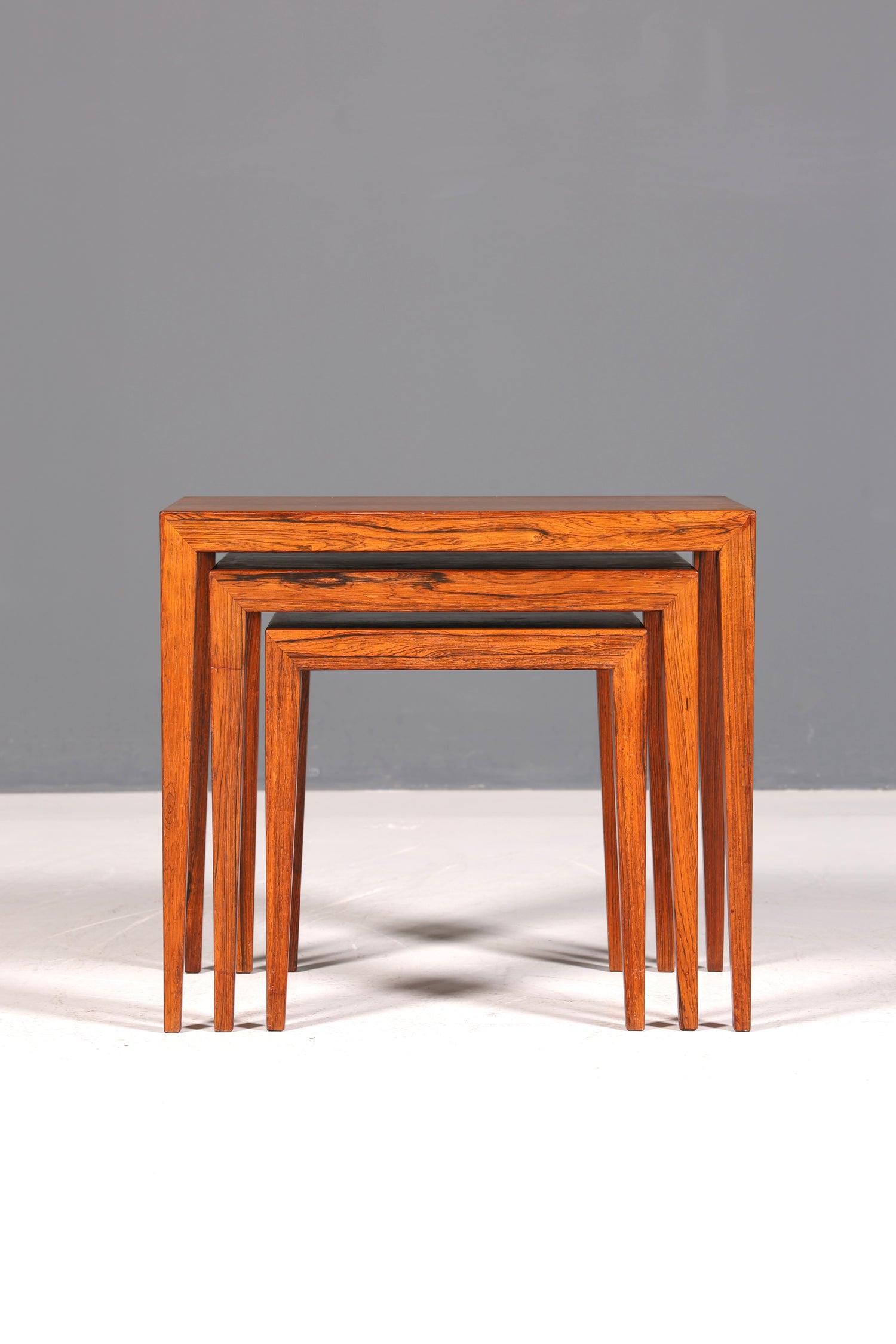 Filigranes Mid Century Tisch Set Designed by Severin Hansen Jr. für Haslev Møbelfabrik Couchtisch Palisander Holz 3er Satz Ablagetisch Beistelltisch